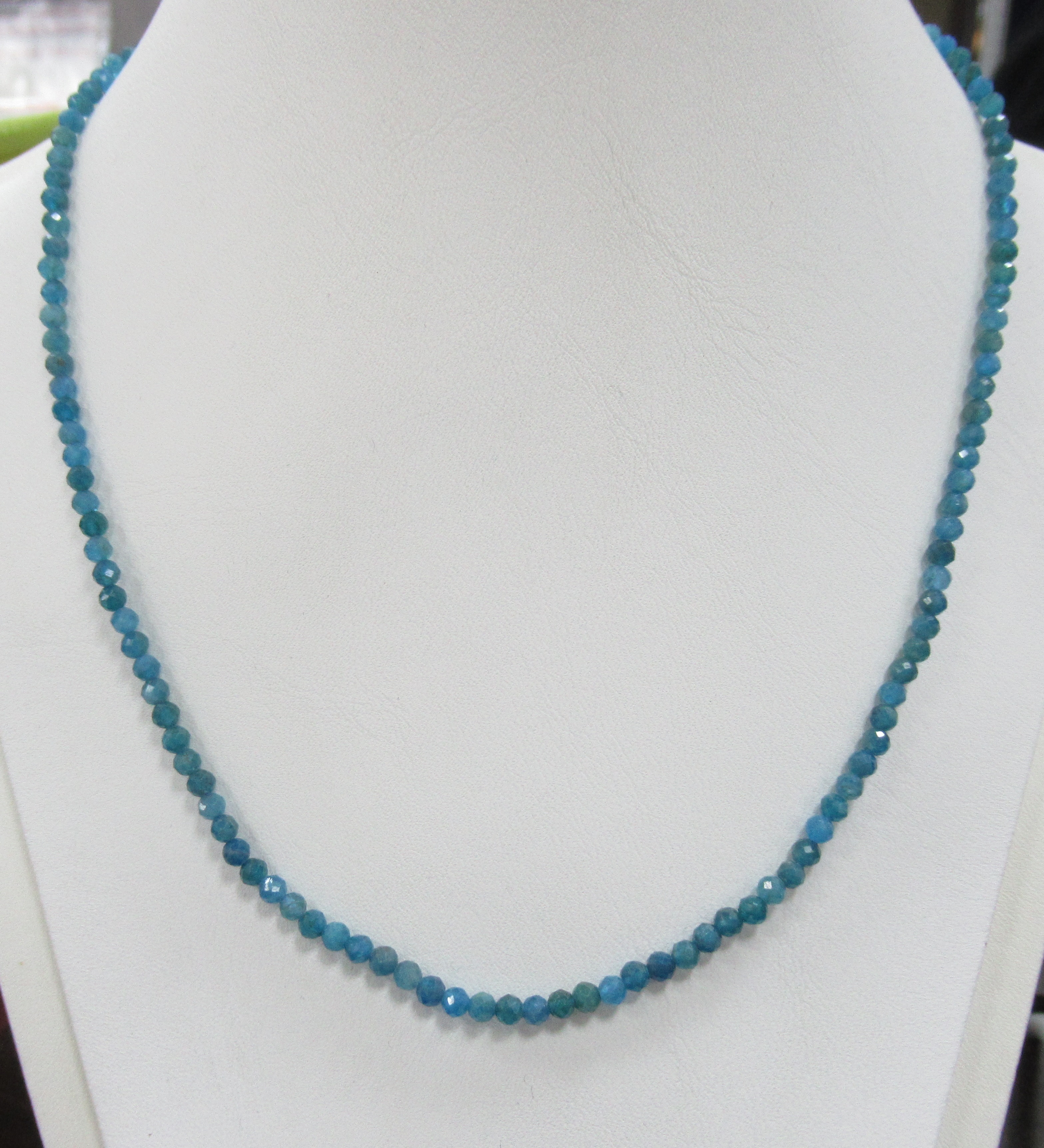 Бусы из апатита